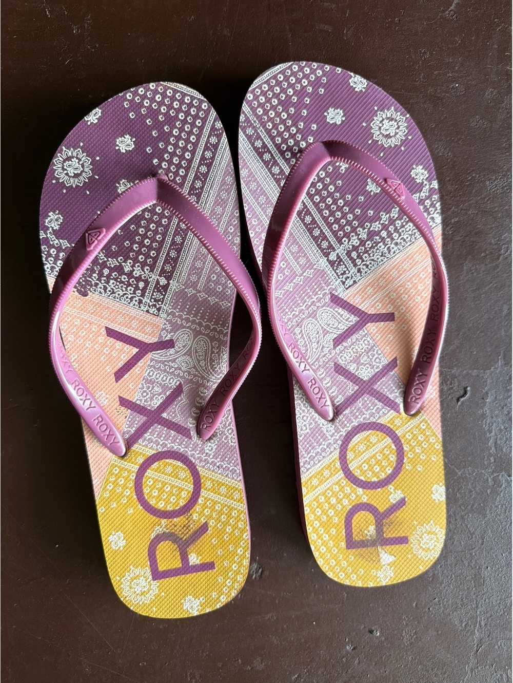 Roxy Women's Size 6/7 Purple and Yellow Flip Flop Sandals